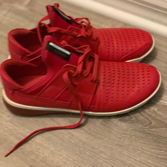ecco red trainers